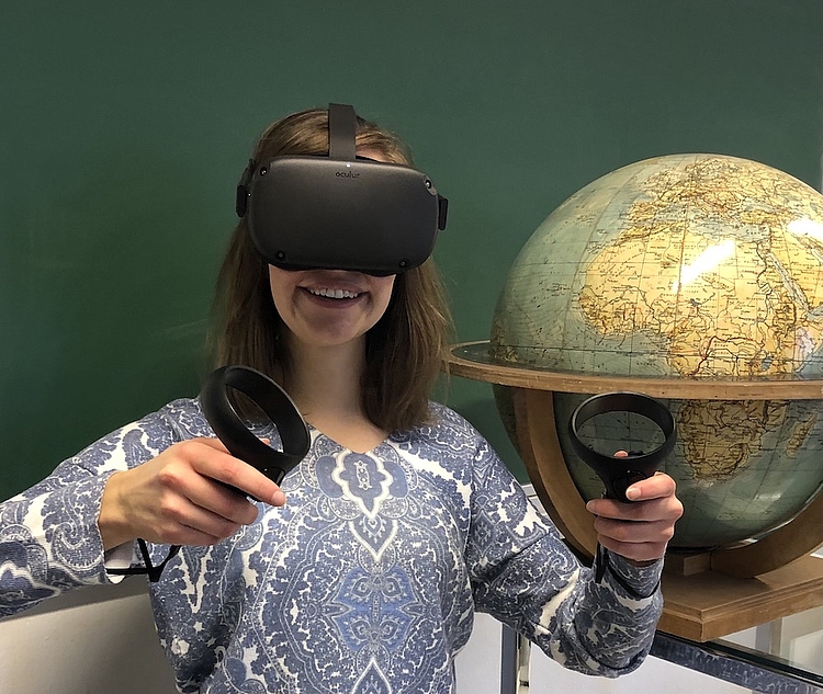 Frau mit VR-Brille